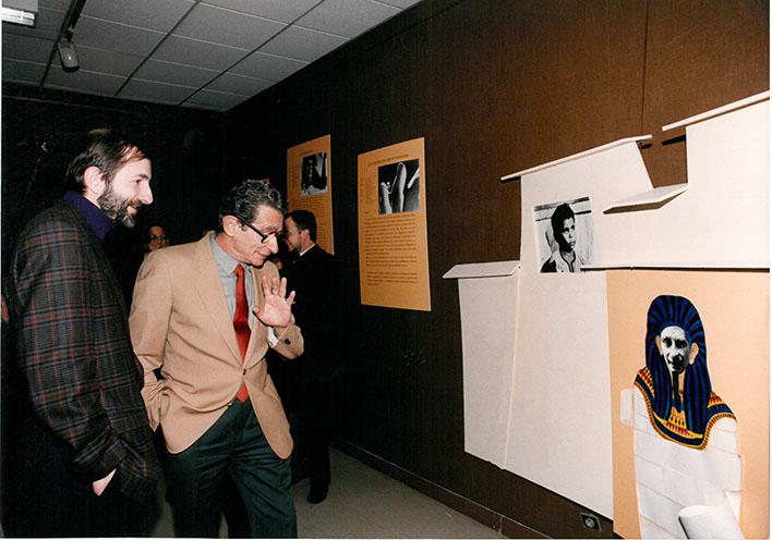 Michel Marchand (adjoint à la culture) et Youssef Chahine visitant l'exposition consacrée au cinéaste égyptien