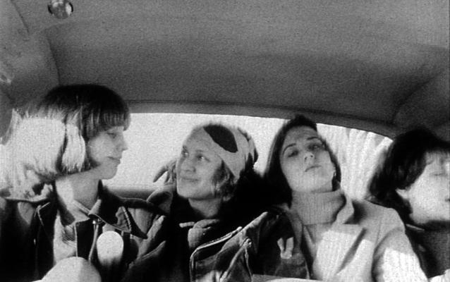 Quatre femmes dans une voiture (photo en noir et blanc)
